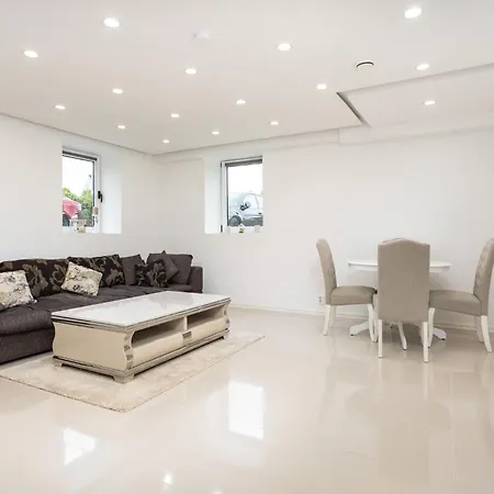 公寓 Charming With Garden And Parking