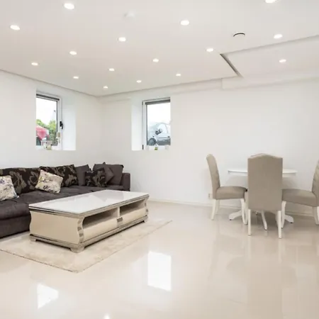 Charming With Garden And Parking